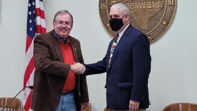 Sweetwater Mayor Jim McKenzie (left) with new Police Chief Bryan Sheridan (right) at his swearing-in on January 12, 202