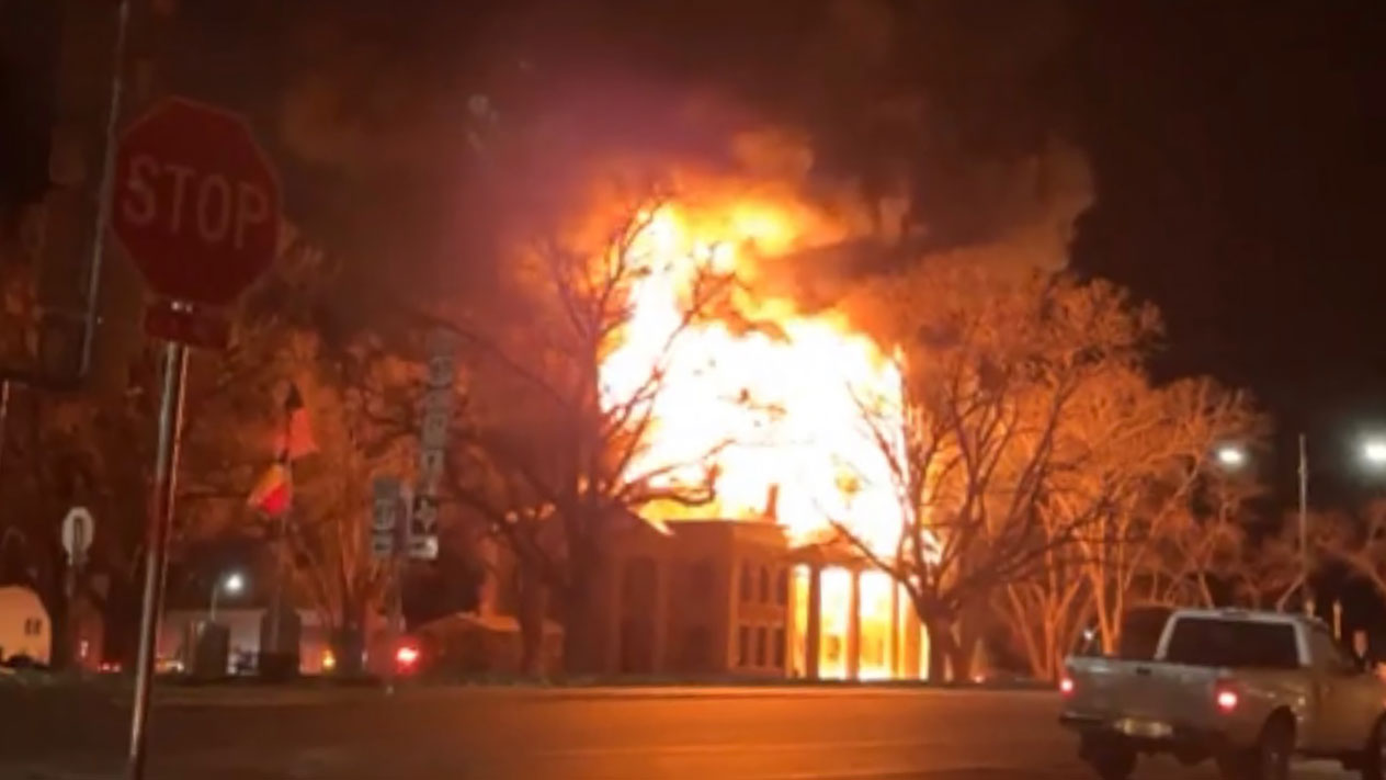 Mason County Courthouse on fire, Feb. 4 2021