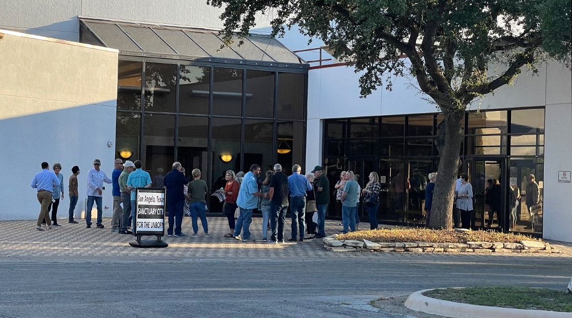 Citizens Outside San Angelo City Council | Live Photo Sonia RM
