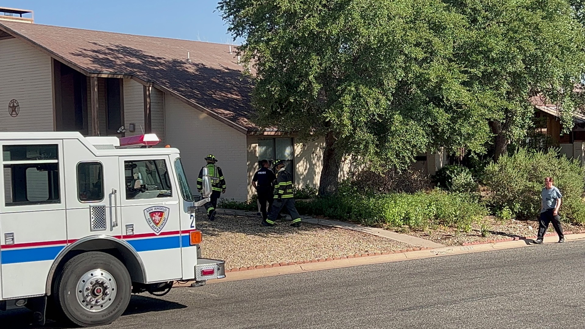 Building Collapse Bermuda St. (LIVE! photo/Matt Trammell)