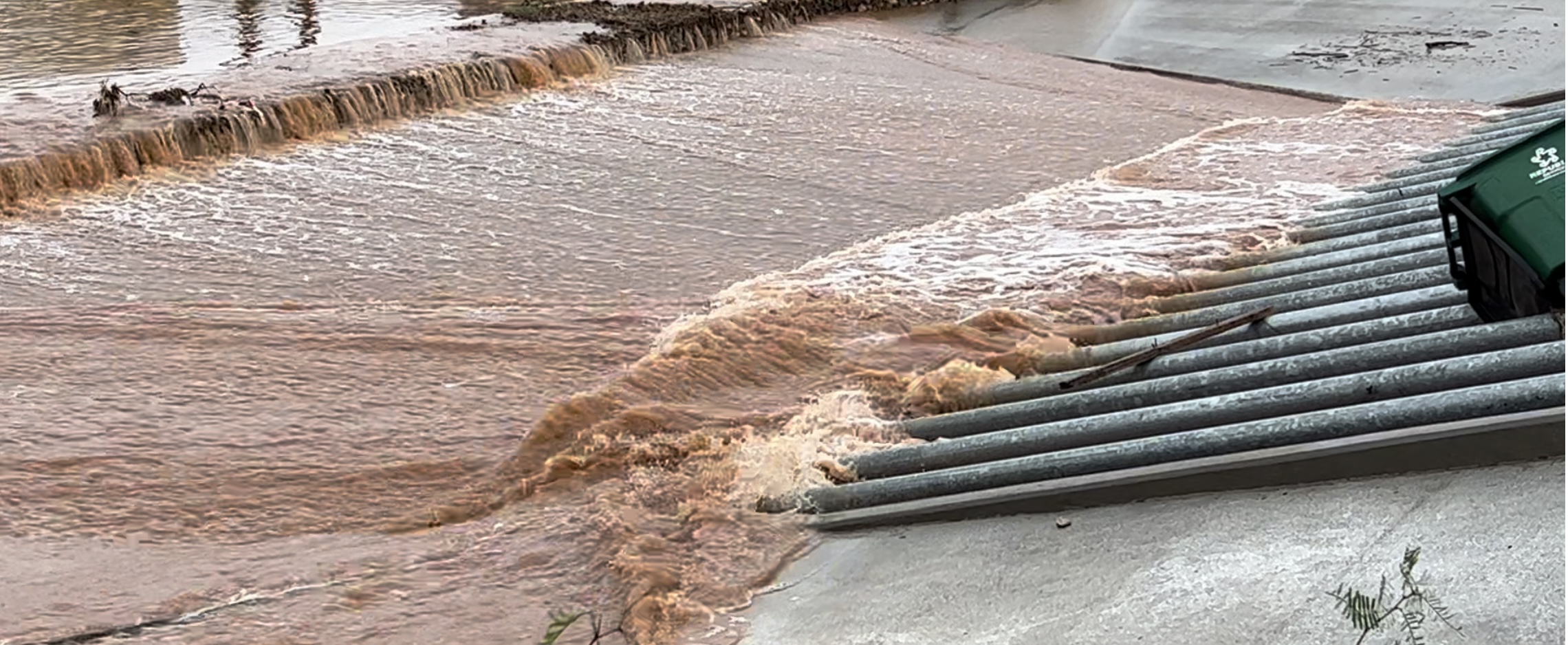 Red Arroyo at Southwest Blvd. flooding 9.16.23 (LIVE! Photo Yantis Green)