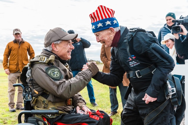 Al Blaschke &amp; Gov Abbott Skydive (Courtesy gov.texas.gov)