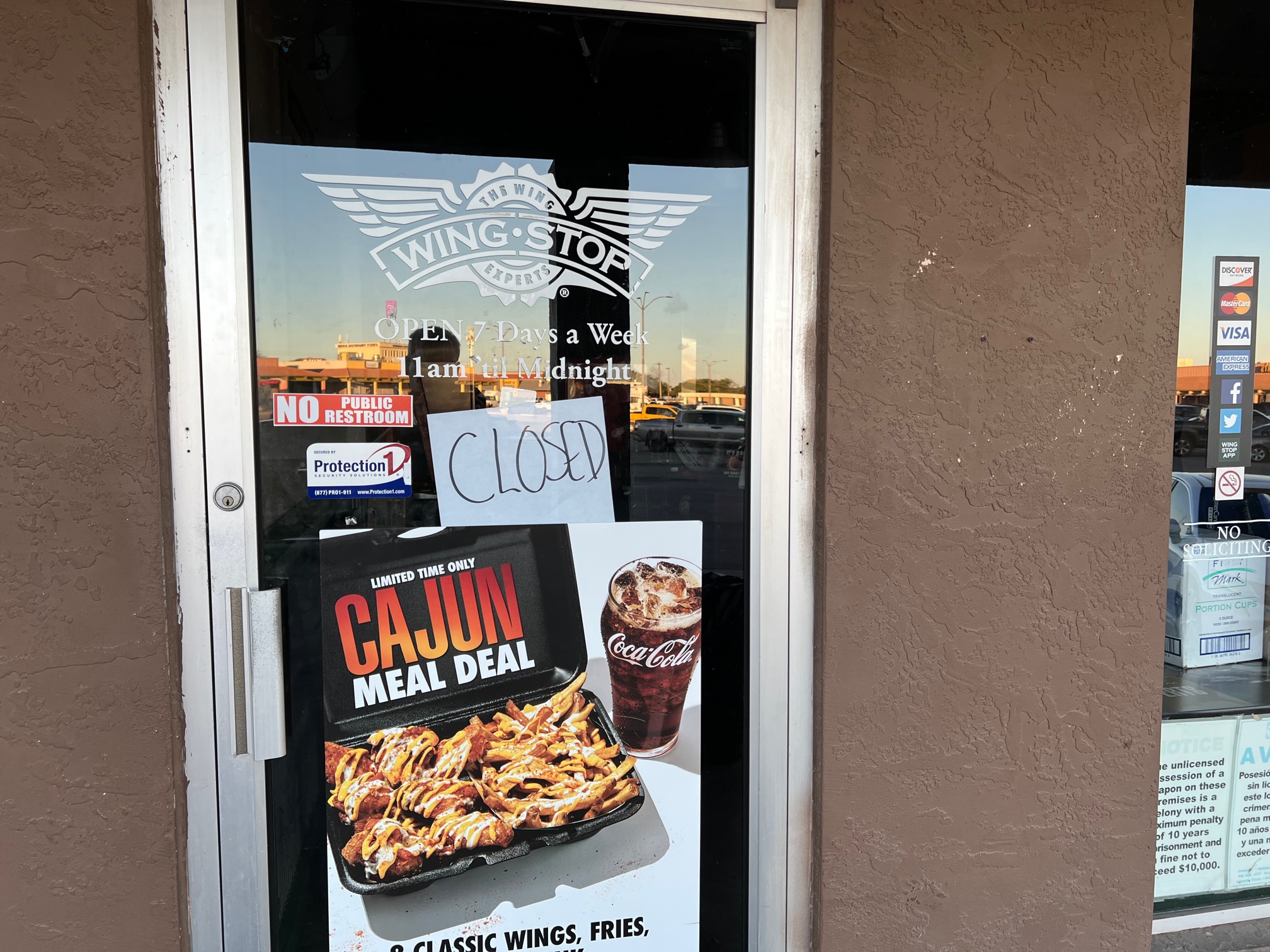 Wing Stop SW PLaza (LIVE! Photo/Yantis Green)