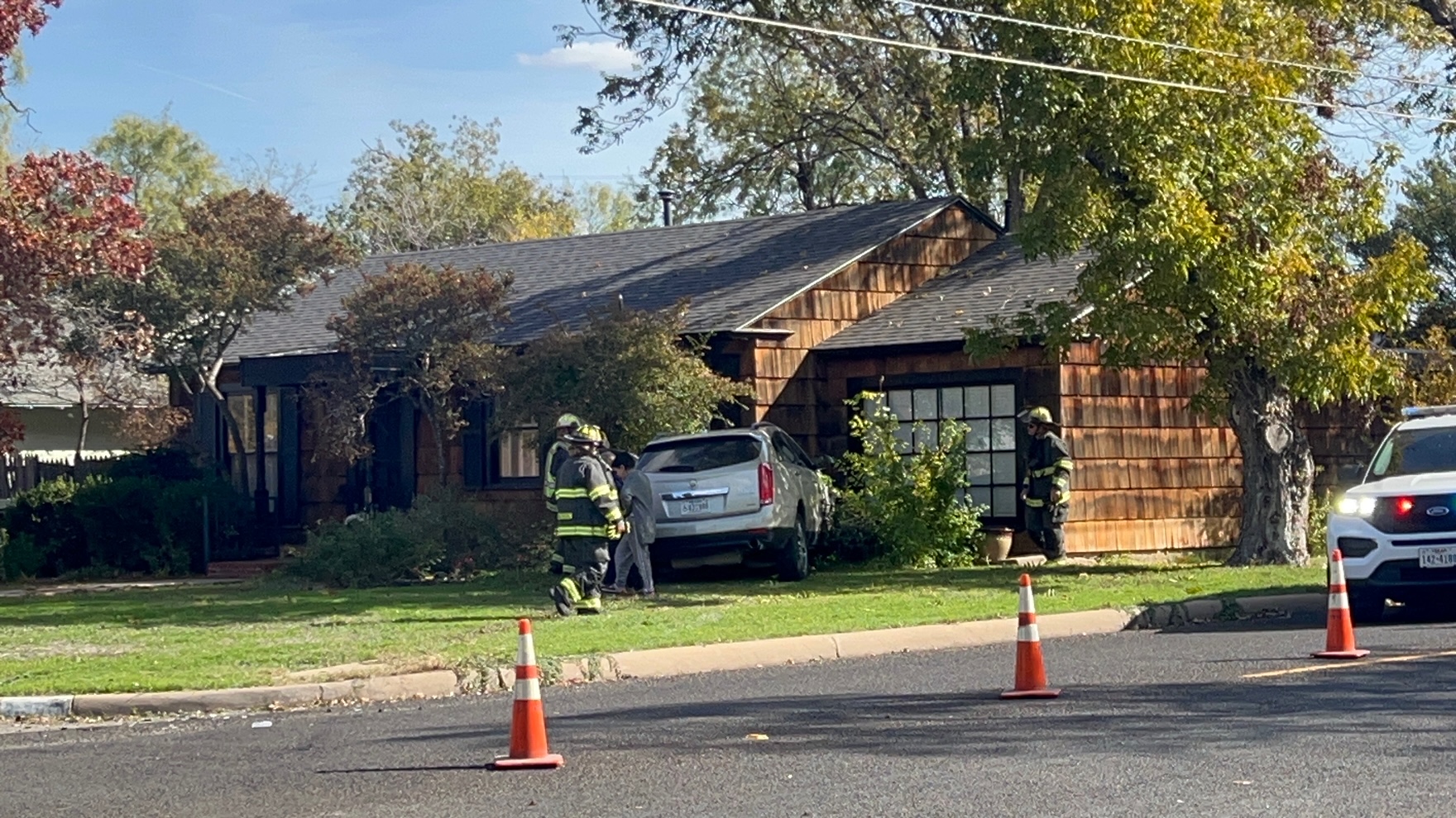 Caddy SUV Careens into House (LIVE Photo Lucas Banda)
