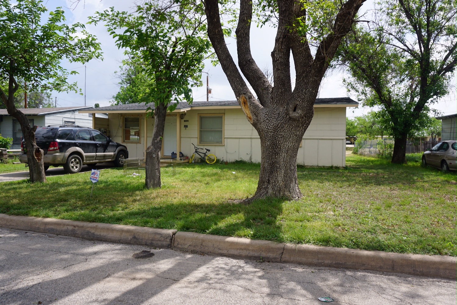 Police responded to a shots fired call on Mission St. on Saturday, later arresting a 24-year-old for firing a shotgun in the air. (LIVE! Photo/John Basquez)