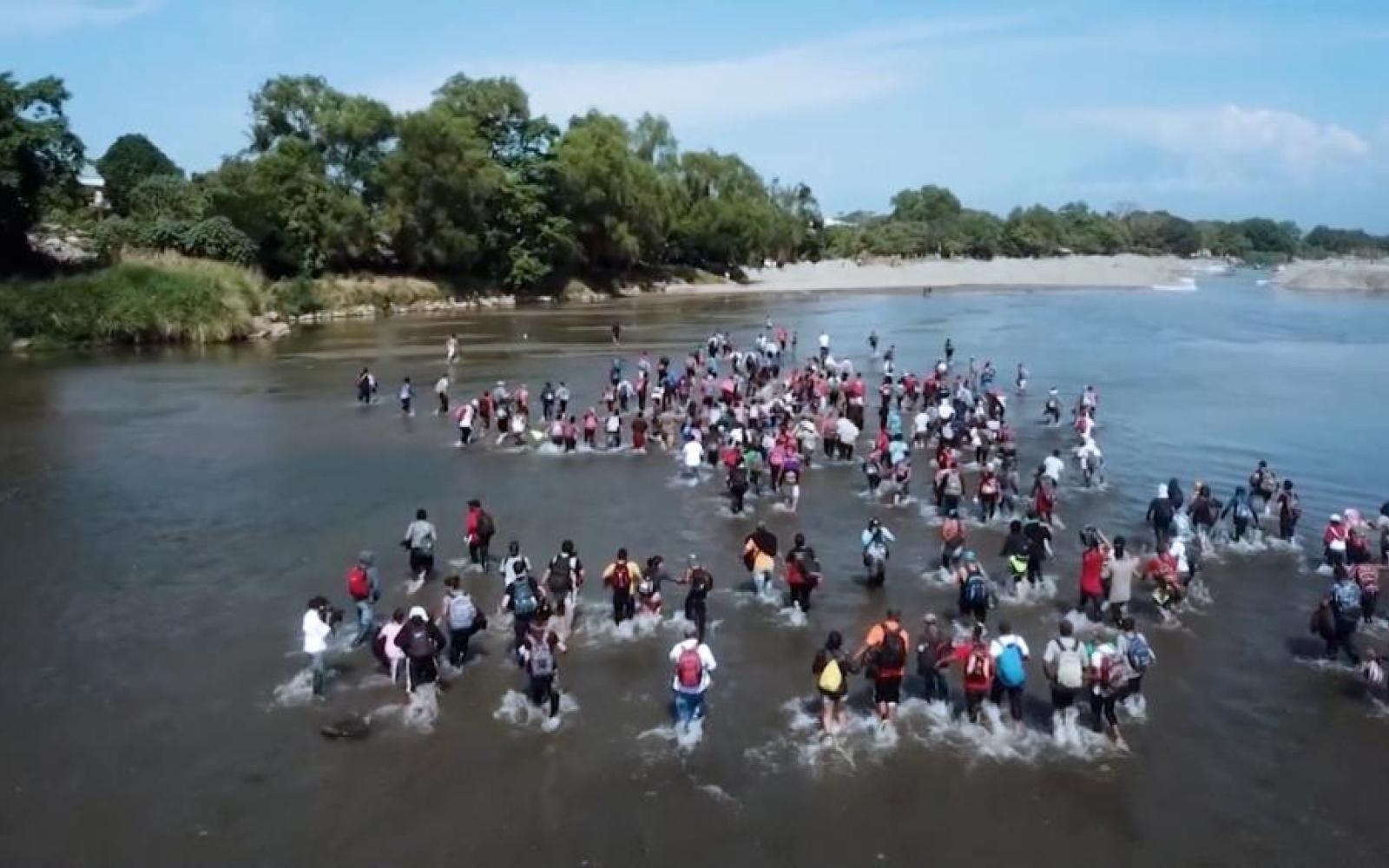 Illegal Migrants Crossing the Rio Grande (Courtesy/CBN)