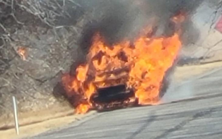 Fire Destroys SUV (LIVE! Photo/Kent Corder)