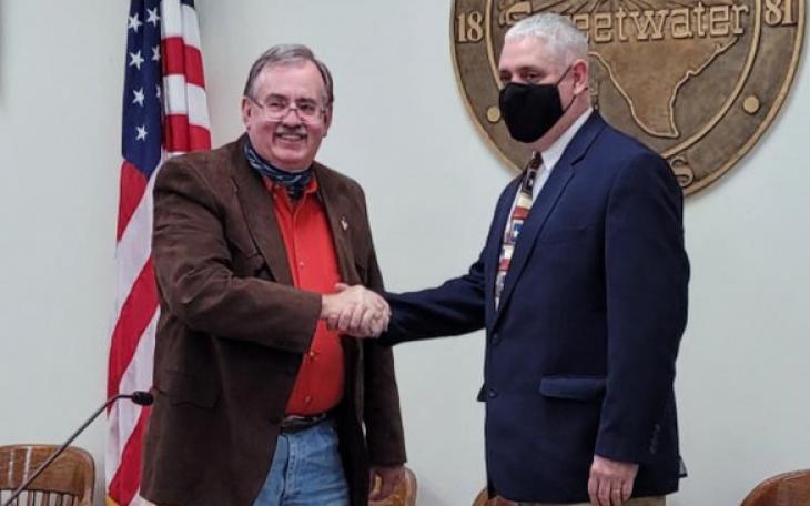 Sweetwater Mayor Jim McKenzie (left) with new Police Chief Bryan Sheridan (right) at his swearing-in on January 12, 202