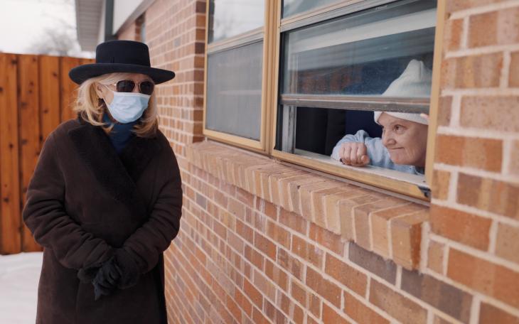 Brenda Gunter speaks to a resident on Dellwood Drive in southeast San Angelo.