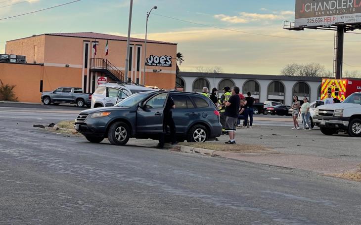 Crash on Ave. M (LIVE! Photo/Sonia Ramirez)