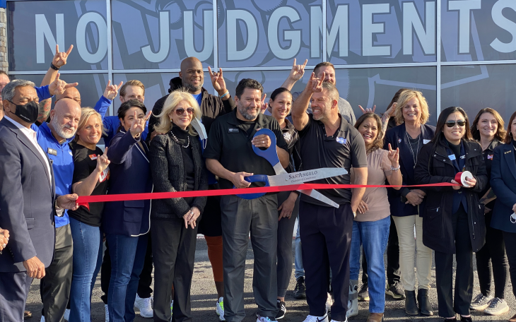 Vince Young and the Crunch Fitness Team Throw Up the Horns