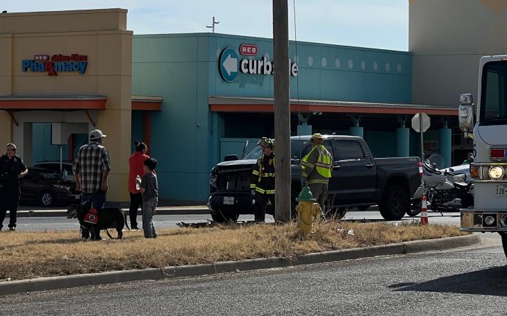 Child &amp; Dog in Crash at H-E-B (LIVE! Photo/Matt Trammell)