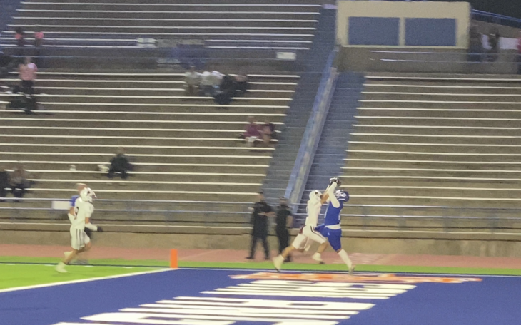 Chiefs Receiver Davashtian Manley Grabs a Last Second Touchdown Against Brownwood.