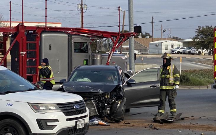 3 Vehicle Crash in the Cold 19th St. &amp; Bryant (LIVE! Photo/James Bouligny)