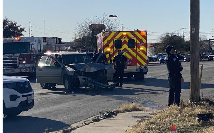 Olds Bravada Crashes into Pole by Old H-E-B. (LIVE! Photo/James Bouligny)