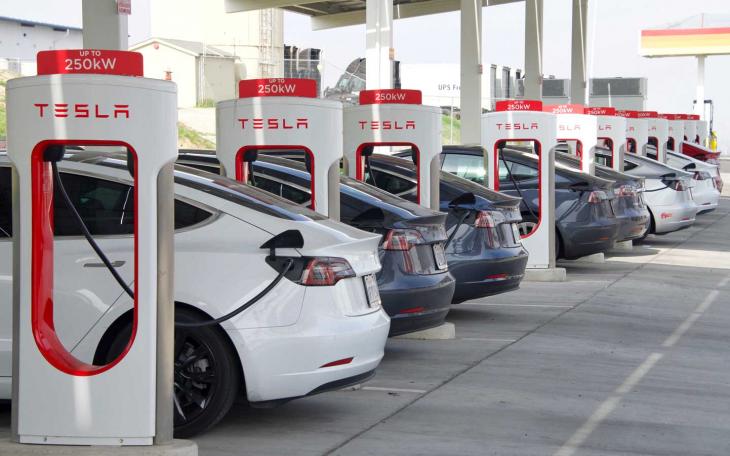Kettleman City, CA - Jan 29, 2022: Many cars charging at a Tesla Supercharger station. Supercharger stations allow Tesla cars to be fast-charged at the network within a hour.