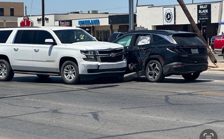 Crash on Johnson &amp; Sherwood Way Lights (LIVE! Photo/Ryan Chadwick)