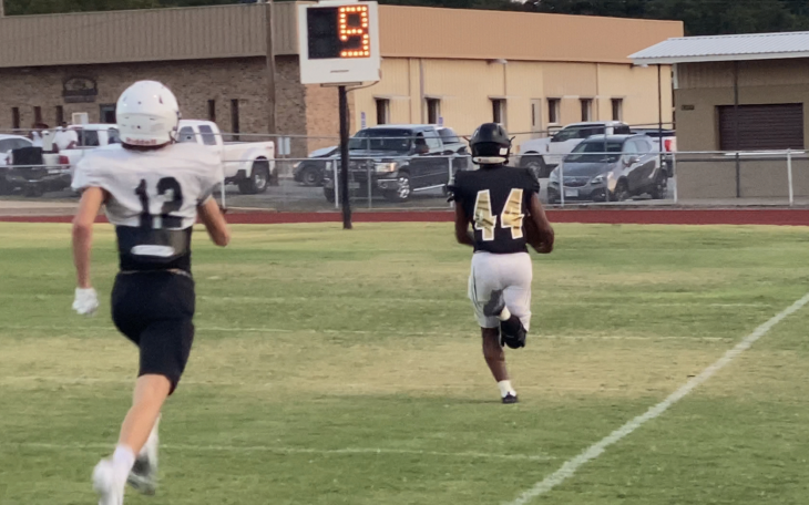 Brady Bulldog running back Zeke Jones runs away from Yellowjacket defenders.