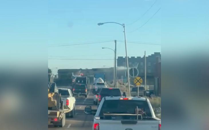Video shows the moment a train crash and derailed in pecos on Wednesday, Dec. 18.