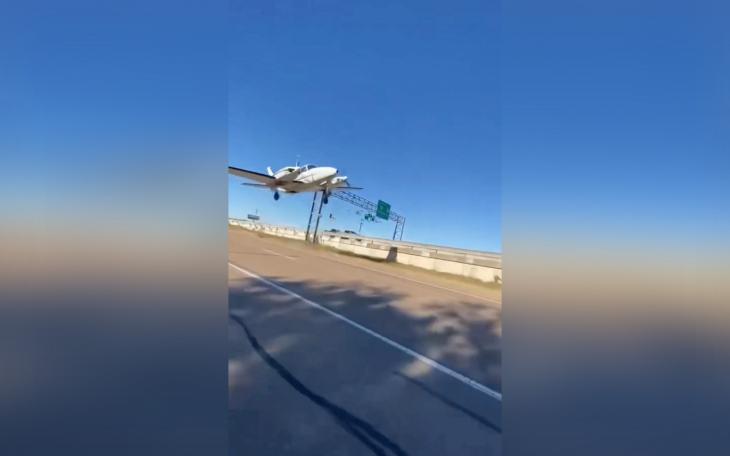 A plane crashed Wednesday afternoon at the intersection of Mockingbird Lane and Zac Lentz Parkway feeder road, causing a complete traffic shutdown in the area, according to the Victoria Police Department.