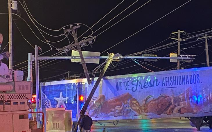 A semitruck crashed into a utility pole Tuesday evening, knocking out power to more than 800 customers near the intersection of Sherwood Way and Arden Road.