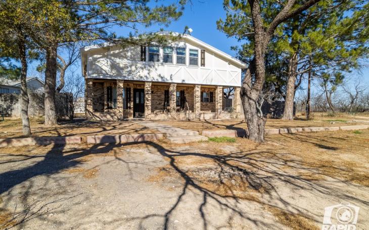 584 County Rd 211 in Mertzon, TX