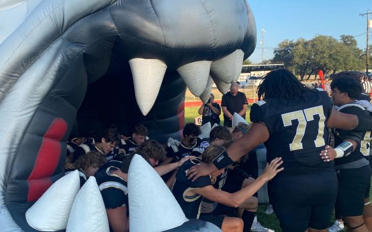 The Brady Bulldogs pray before the game against the Ozona Lions on Sept 12, 2025.