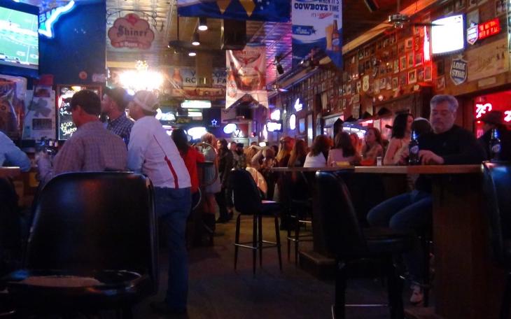 Blain's Pub standing room only (LIVE! photo by Cheyenne Benson)