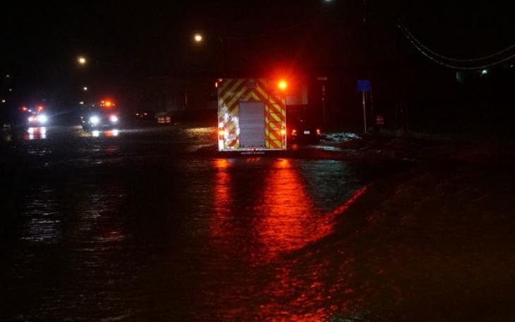 San Angelo Rescue approaches the stalled car in the middle of the overflowing Red Arroyo on S. Jackson St. at 1:50 a.m., May 25, 2014. (LIVE! Photo/John Basquez)
