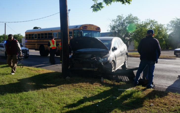Crash at Bell St. and Culberson St. on May 14, 2014. (LIVE! Photo/John Basquez)