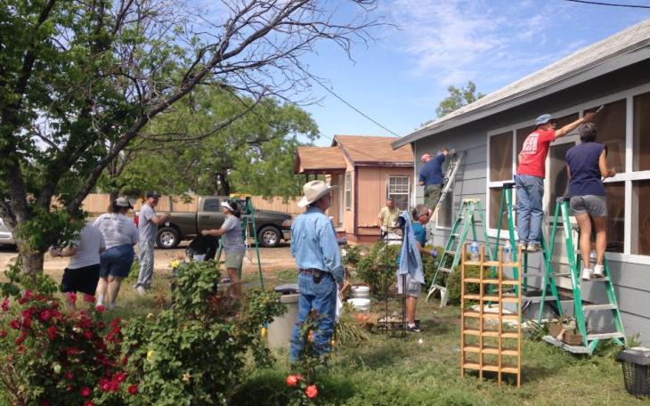 Crews from St. Paul's Presbyterian help with a blitz project. (Photo courtesy of stpaulsanangelo.org)