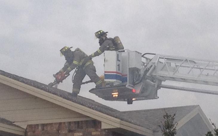 Fire at 626 Avondale Ave., San Angelo, on September 26, 2014. (LIVE! Photo/Dylan Underwood)
