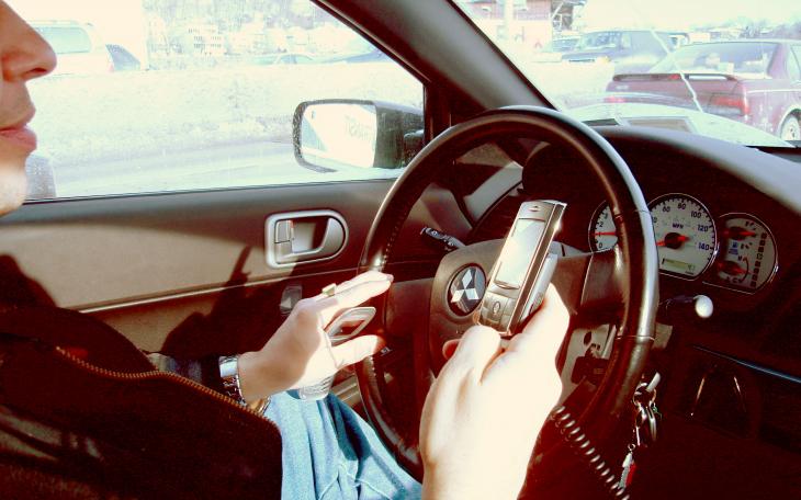 Texting while driving (Wikipedia)