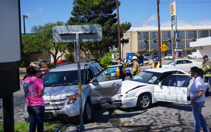 car accident on Abe St. (LIVE! photo/ John Basquez)