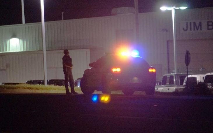 A San Angelo police officer guards one side of the perimeter as he seeks out th suspects. (LIVE! photo/John Basquez)