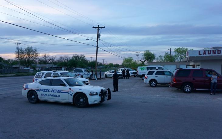 Police arrest wanted man near Ave. L and S. Bell St. (LIVE! Photo/John Basquez)