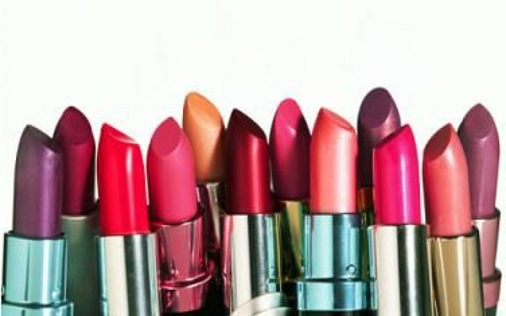 Many lipsticks are made from a petroleum cocktail. (Photo courtesy of simpsonstreetfreepress.org)