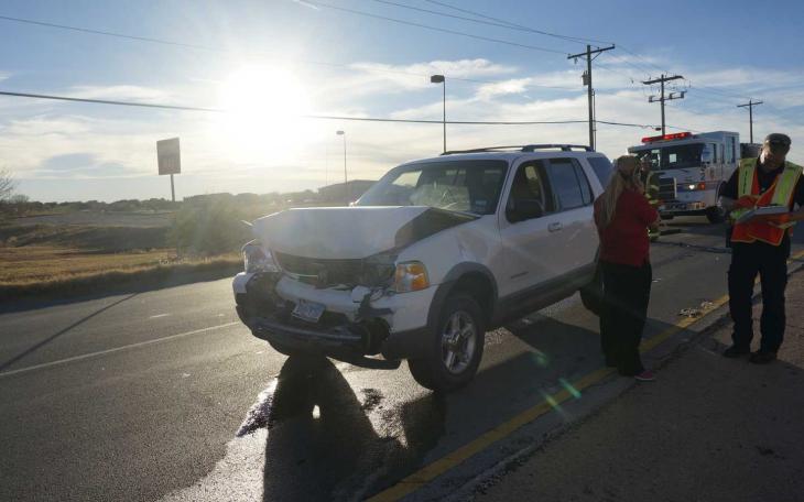 Crash on Loop 306 exit ramp for Southwest Blvd. on Dec 5, 2014. (LIVE! Photo/John Basquez)