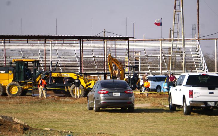 Sheriff digs for a body. (LIVE! Photo/John Basquez)