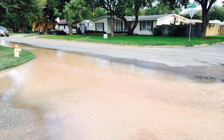 Water runoff from the later main break on Oxford Ave. (LIVE! Photo/John Basquez)