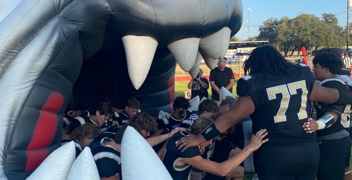 The Brady Bulldogs pray before the game against the Ozona Lions on Sept 12, 2025.
